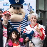 Alumni family poses with Louie the Laker